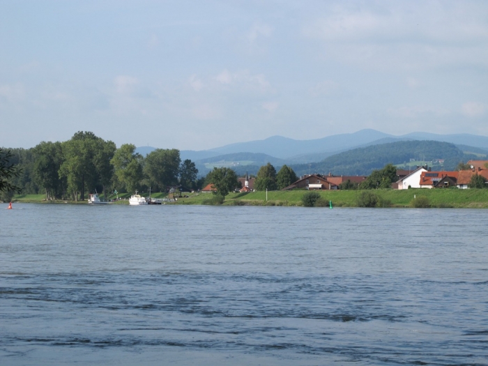 Donau mit Bayerwaldbergen im Hintergrund
